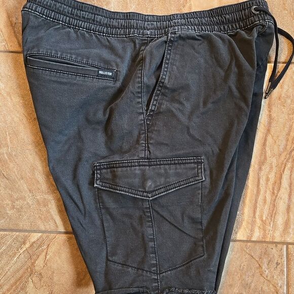 Hollister Black Cargo Shorts with Relaxed Fit, SIZE LARGE - Picture 5 of 6